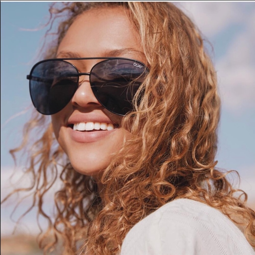 Quay Vivienne Sunglasses in Black/Smoke